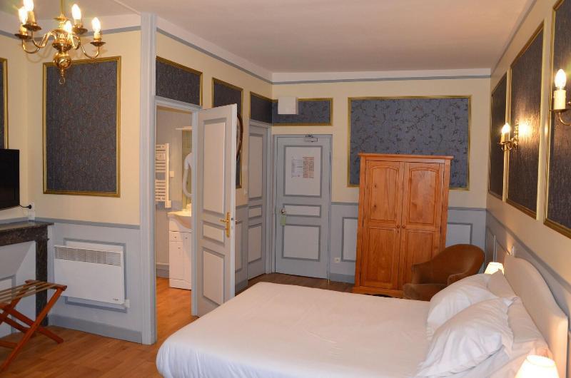 Brit Hotel Du Dauphin LʼAigle Eksteriør bilde