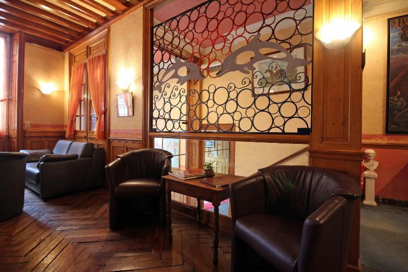 Brit Hotel Du Dauphin LʼAigle Eksteriør bilde
