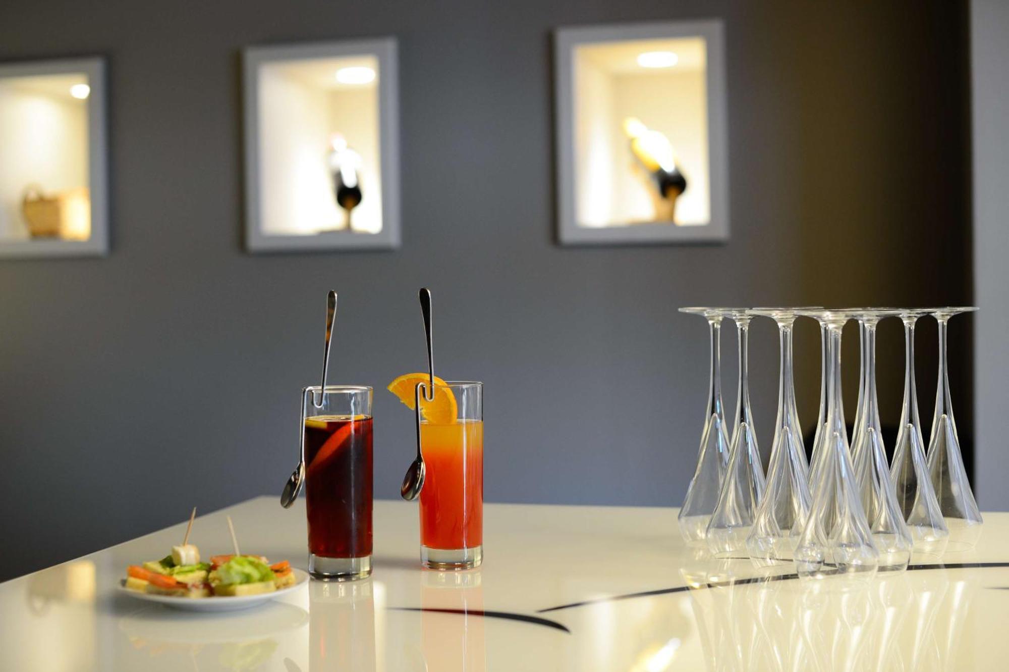 Brit Hotel Du Dauphin LʼAigle Eksteriør bilde