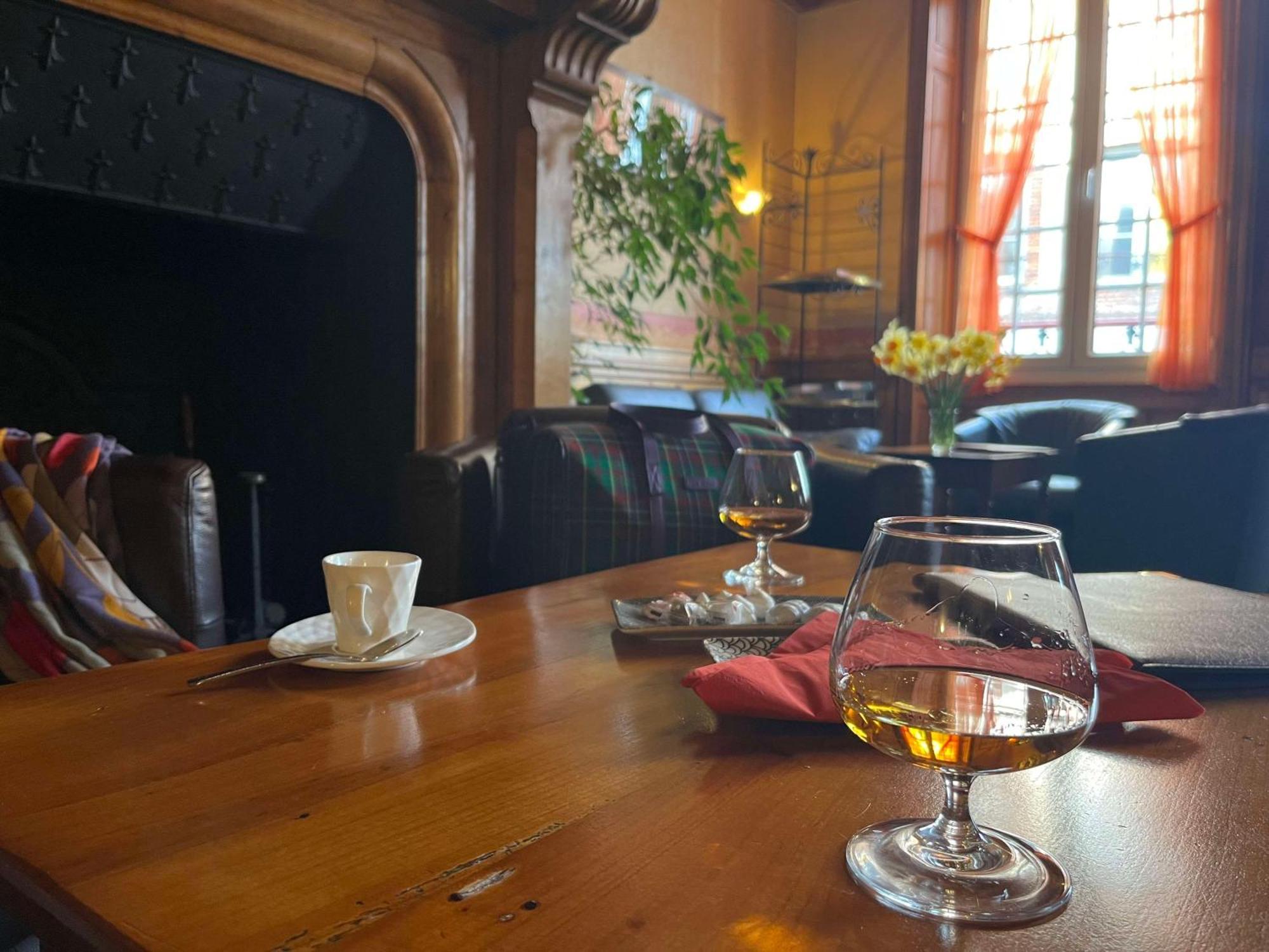 Brit Hotel Du Dauphin LʼAigle Eksteriør bilde