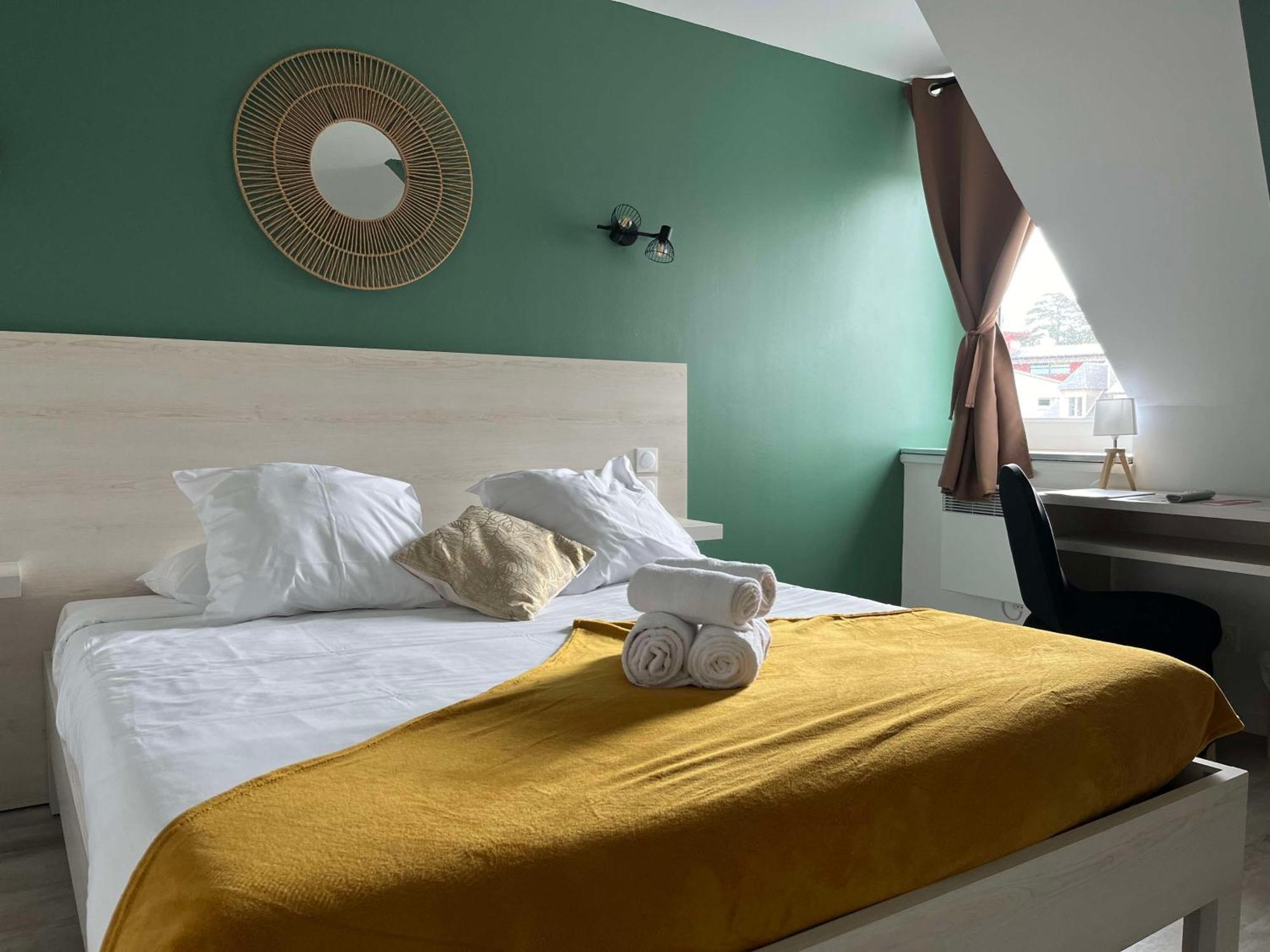 Brit Hotel Du Dauphin LʼAigle Eksteriør bilde