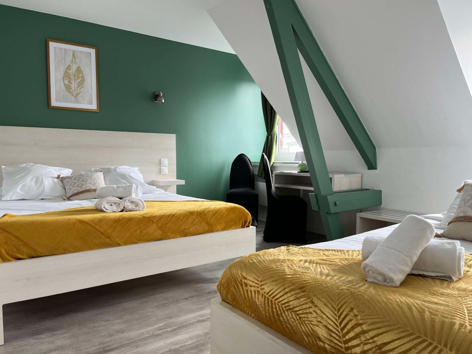 Brit Hotel Du Dauphin LʼAigle Eksteriør bilde