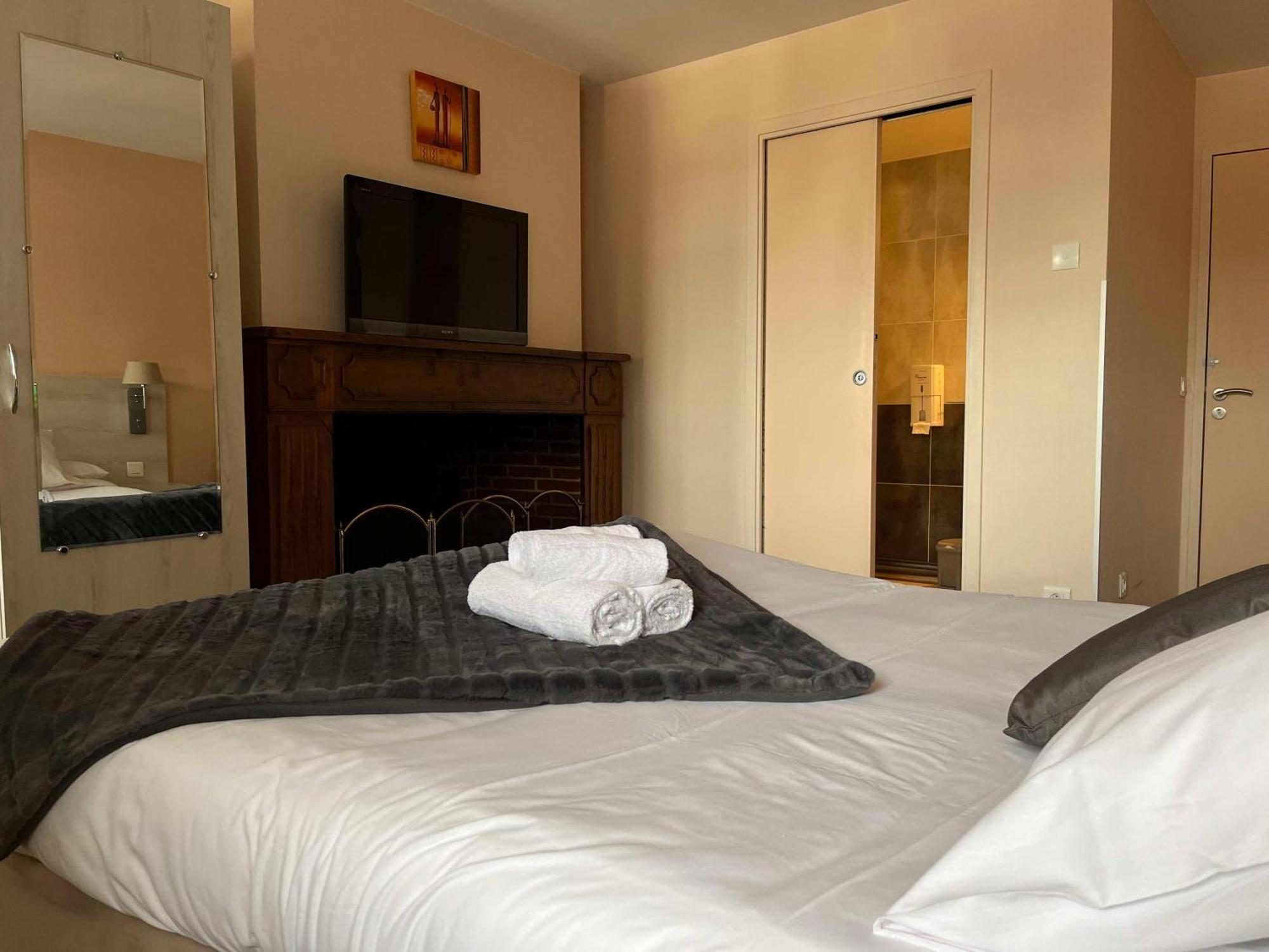 Brit Hotel Du Dauphin LʼAigle Eksteriør bilde
