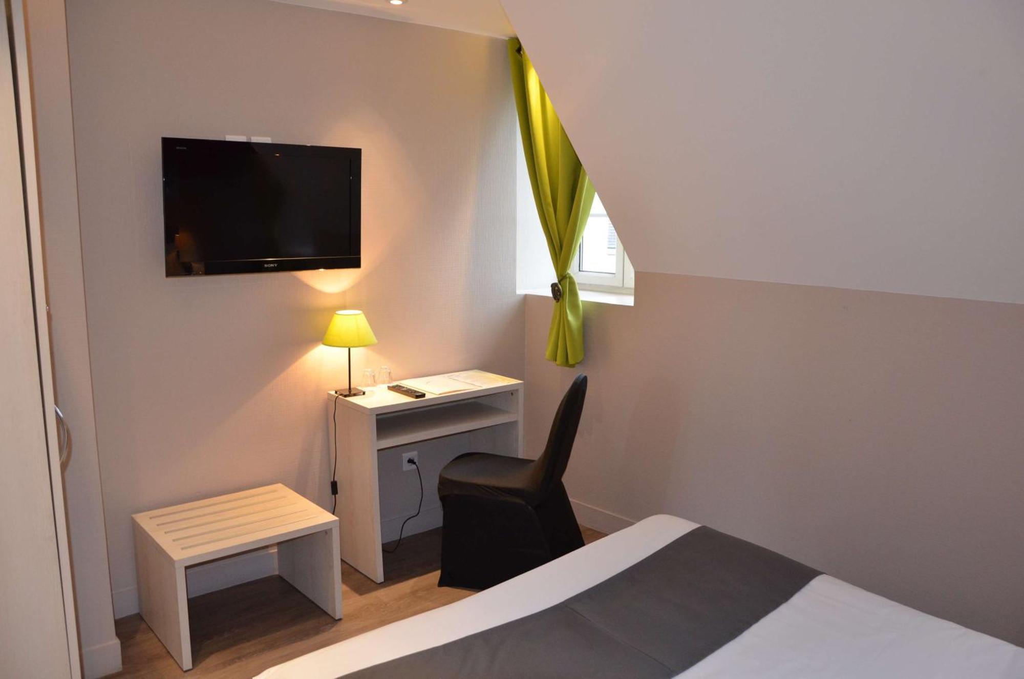 Brit Hotel Du Dauphin LʼAigle Eksteriør bilde