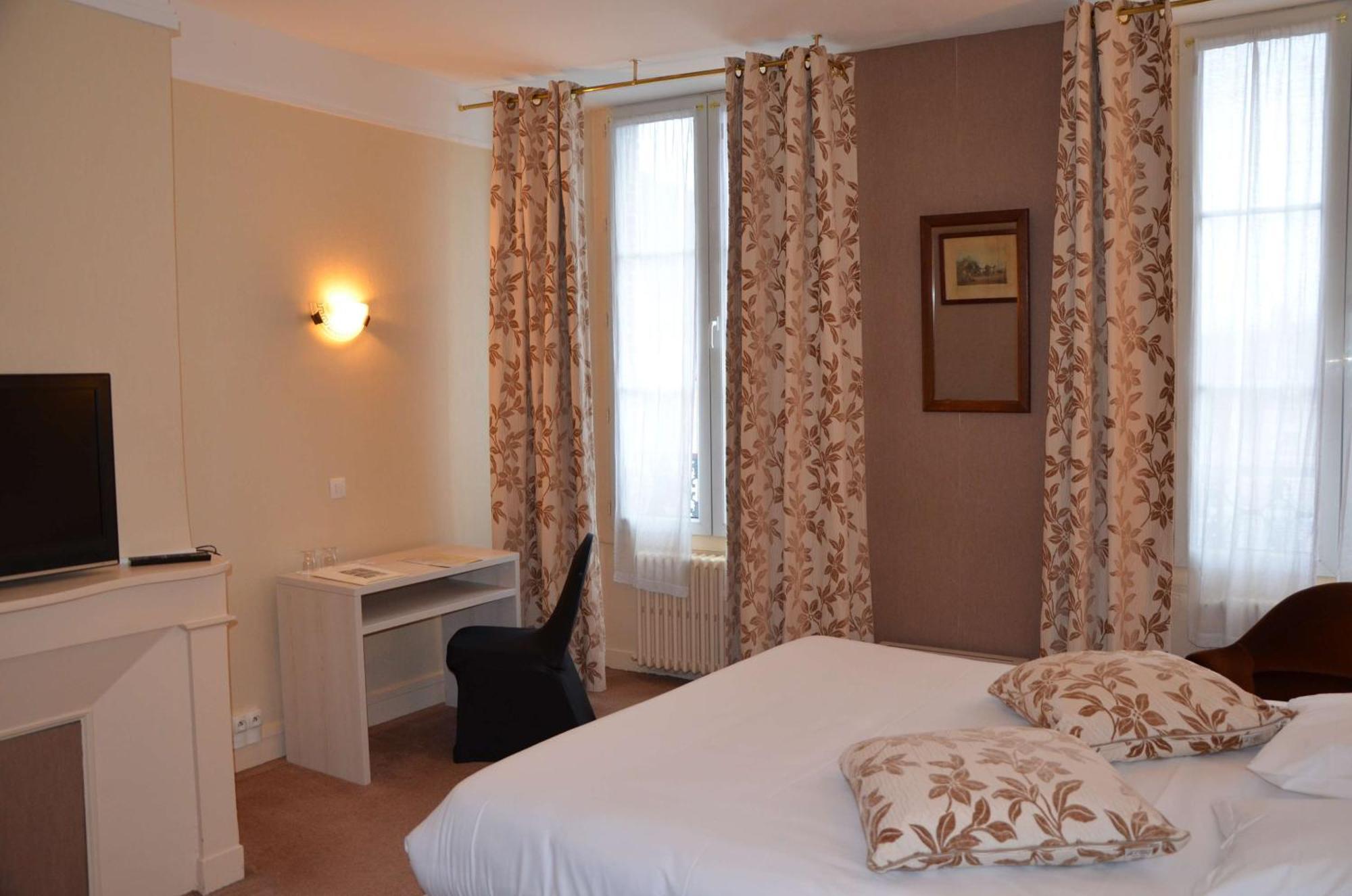 Brit Hotel Du Dauphin LʼAigle Eksteriør bilde